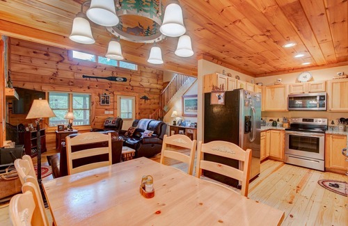Vilas Cabin | Kaylee's Kabin is a 2BR 2B log cabin located in Valle Crucis. Peaceful, private and pet friendly!