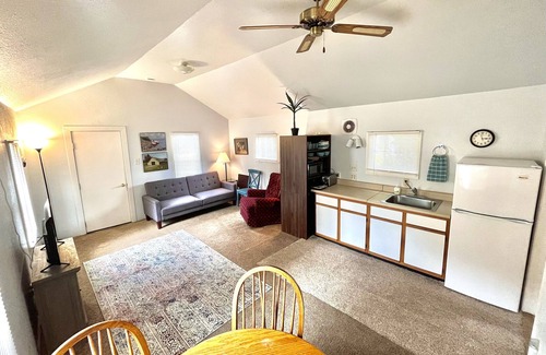 Polson House | Keep it simple at this peaceful and centrally-located place.