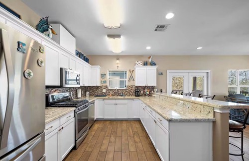 Clear Lake Shores House | KEMAH BREEZE - Walking Distance to Kemah Boardwalk, Restaurants, Shops,