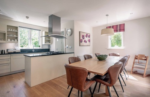 Kenmare House | Kenmare home sleeps 8 with use of hotel pool