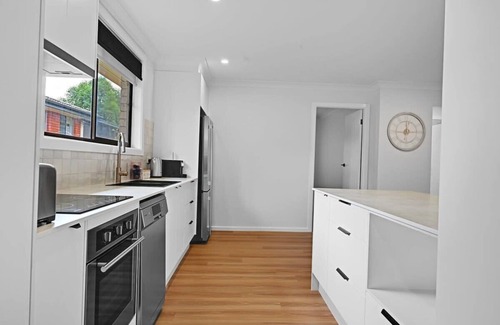 Calare Apartment | Kenna Villa - Central & Modern, Pets Allowed