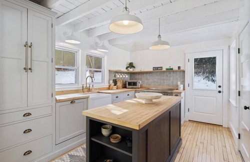 Kennebunk House | Kennebunk 5 Bedroom 3.5 Bathroom Cottage and Bunkhouse— Walk to Beach and Town!