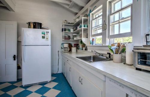 Kennebunk House | Kennebunk Cottage with Private Beach and Ocean Views!