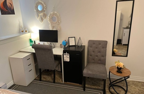Saint John House | Kenneths Cozy Retreat - Saint John 1BDRM | Wi-Fi | 4mins Regional Hospital & UNB
