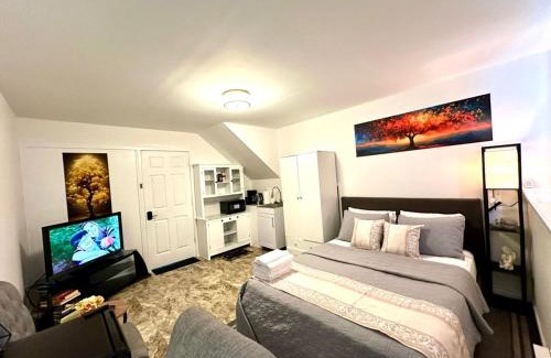 Saint John House | Kenneths Cozy Retreat - Saint John NB - 1BR - Wi-Fi - 4mins to Regional Hospital and UNB