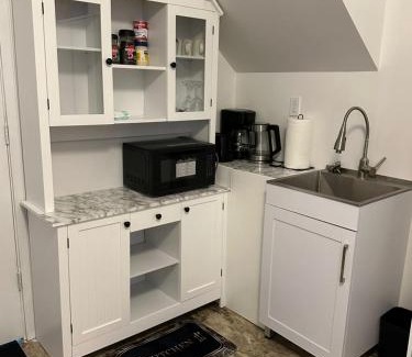 Saint John House | Kenneths Cozy Retreat - Saint John NB - 1BR - Wi-Fi - 4mins to Regional Hospital and UNB