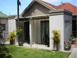 Nahoon Bed & Breakfast | Kennington Palms B&B/Self Catering