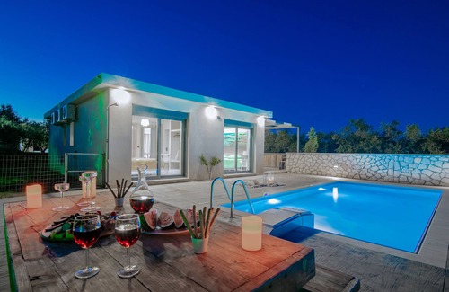 Fiolitis Villa | Kentia - 3 Bedroom Villa with Private Pool and Garden view