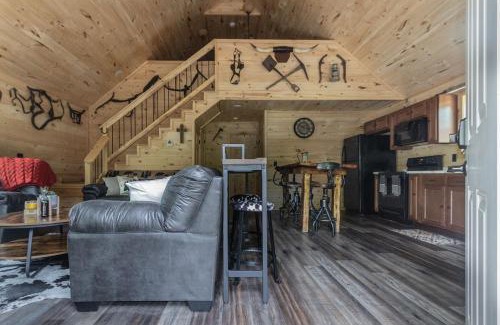 Jamestown House | Kentucky Coal Cabin 2 min from Lake Cumberland