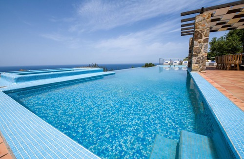 Livadia Villa | Keramoti Villas - Villa Ariadni - Outdoor Heated Jacuzzi - Heated Pool