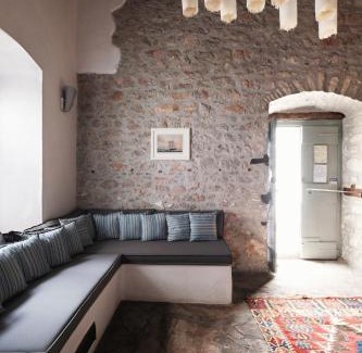 Hydra House | Keresbino Hydra Manor House