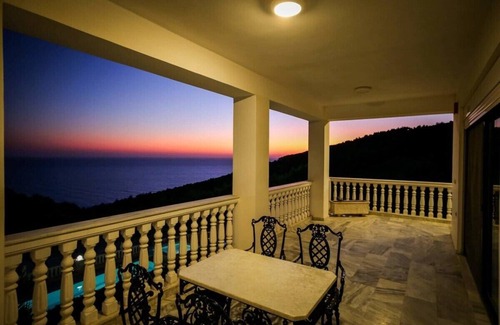 Kerion House | Keri Me Away - Argo's Pure Poolside Bliss