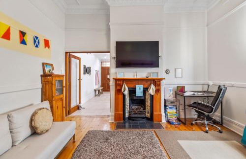 Henley Beach House | Kerrigan's on Seaview- one minute walk to beach - not beachfront