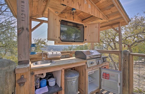 Kerrville House | Kerrville Converted Barn Tiny Home w/Kayaks!