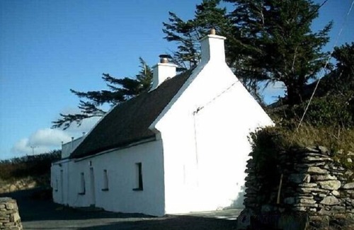 Kells House | Kerry CoastTraditional Cottage in Kells at Dingle Bay in County Kerry, Ireland.
