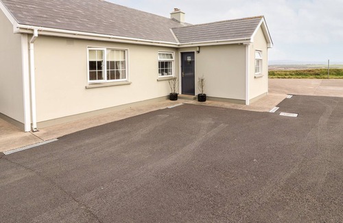 Carrigaholt Cottage | KERRY VIEW, family friendly, with a garden in Kilkee, County Clare
