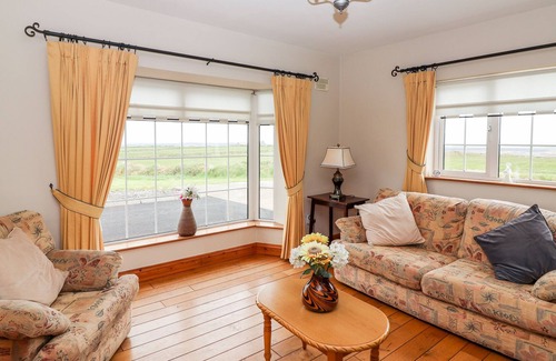Carrigaholt Cottage | KERRY VIEW, family friendly, with a garden in Kilkee, County Clare