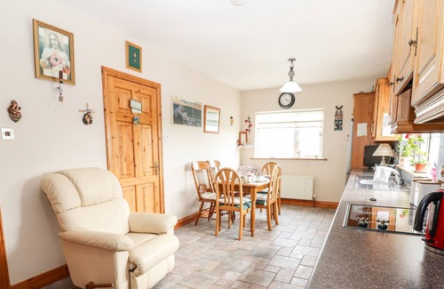 Carrigaholt Cottage | KERRY VIEW, family friendly, with a garden in Kilkee, County Clare