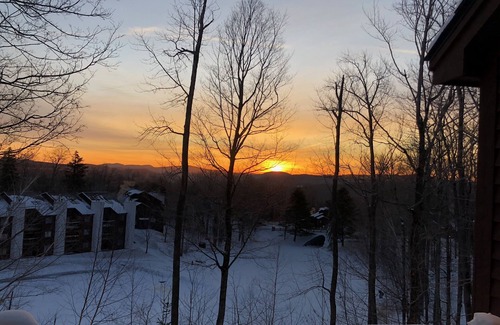 Ludlow Condo | Kettle Brook 2 BR & 2 BA ski in/out condo on Okemo Mountain
