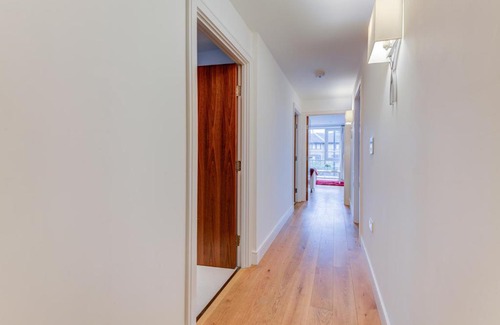 London Borough of Hounslow Apartment | Kew Bridge 2Bed 2Bath