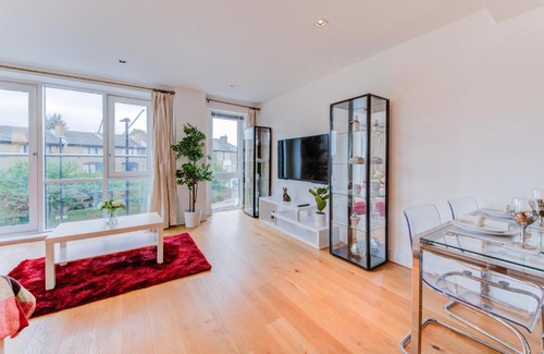 London Borough of Hounslow Apartment | Kew Bridge 2Bed 2Bath