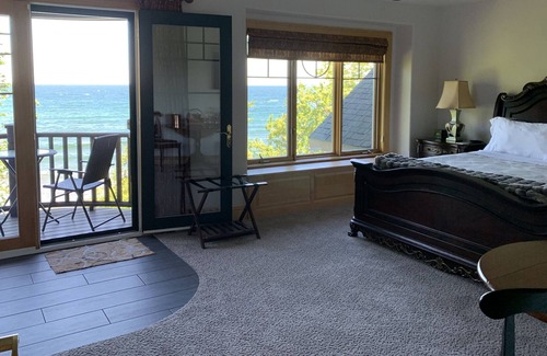Allouez Resort | Keweenaw Castle Resort: The Balcony Suite on the Shore of Lake Superior