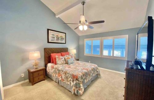 Key Allegro Apartment | Key Allegro Condo on the BAY with BOAT DOCK & POOL!