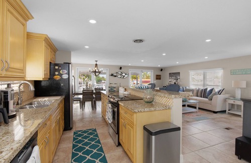 Cross Key Waterways House | Key Largo Waterfront home with 40’ dock and boat lift. Walk to Pennekamp
