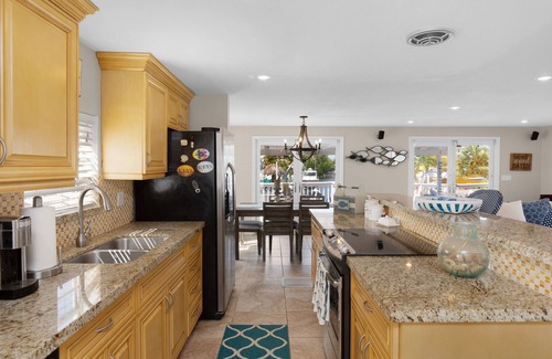 Cross Key Waterways House | Key Largo Waterfront home with 40’ dock and boat lift. Walk to Pennekamp