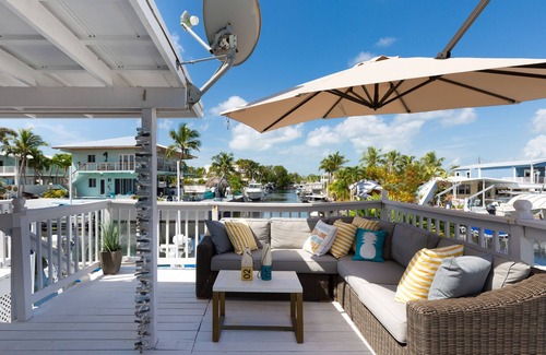 Cross Key Waterways House | Key Largo Waterfront home with 40’ dock and boat lift. Walk to Pennekamp