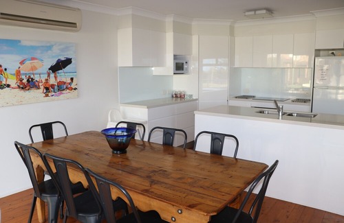 Kiama Downs House | Kiama Aspect on Jones Beach. 100 metres to the beach . Ocean views.