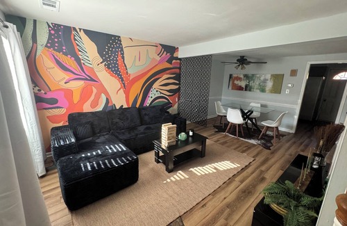 Executive Park House | Kick back and relax in this calm, stylish space!