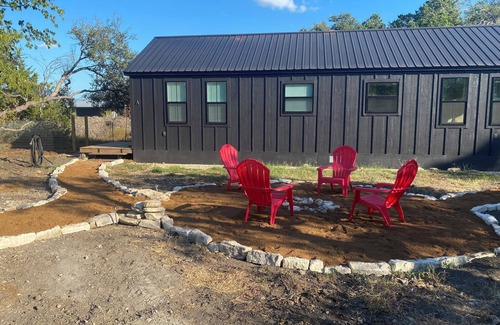 Austin Cottage | Kick back and relax in this calm, stylish place located in a quiet rural area