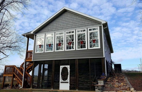 Somerset Cottage | Kick back and relax in this calm, stylish cottage on the creek.