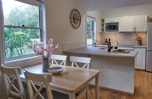 Cooranbong Cabin | Kick back in a calm, stylish space in the foothills of the Watagan Mountains