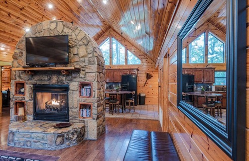 Broken Bow Cabin | Kickapoo Pines is a large, luxurious 4 bedroom, 3 ½ bath cabin near Beavers Bend State Park, Broken Bow Lake, and all the fun activities in the Hochatown area.