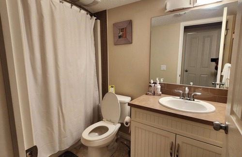 Airdrie Apartment | Kid friendly n22 min to YYC airportn13 min to Crossiron Mall, Park close by.