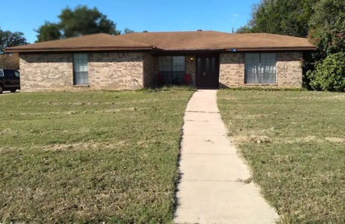 Copperas Cove House | Kid friendly, pet friendly 3 BR house w/fireplace