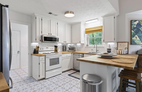 Dadeville Cottage | Kid Friendly! Upgraded Lake Front Cottage at Lake Martin! 35 Minutes to Auburn!
