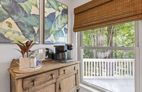 Dadeville Cottage | Kid Friendly! Upgraded Lake Front Cottage at Lake Martin! 35 Minutes to Auburn!