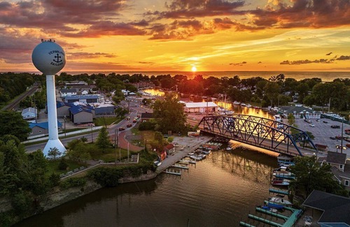 Vermilion House | Kiki's Tiki - Aloha Ohio! Pet friendly Family Getaway to Lake Erie