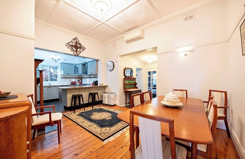 Dubbo House | Kilbirnie - Stroll to CBD, Heritage, Sleeps 10, Perfect for Orana Outdoor Show