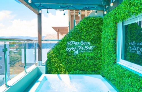 Punal Apartment | King Size Penthouse| Rooftop Jacuzzi| Pool Table| BBQ| 7 min Airport
