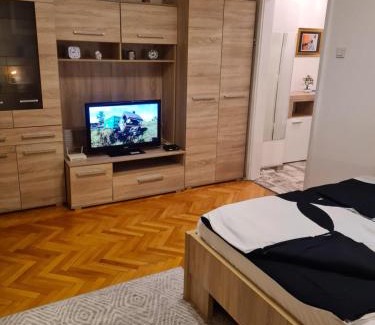 Zenica Apartment | Kineski zid