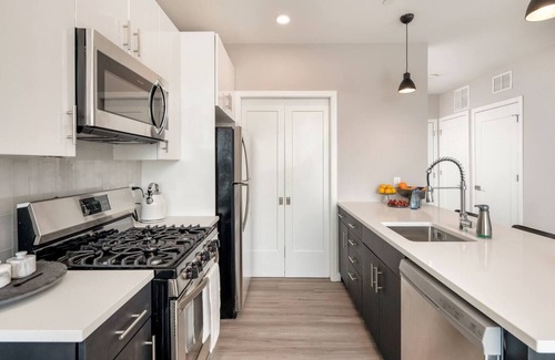 The Hill Apartment | King 1BR Apt w/Cozy Den & Luxury Amenities