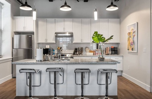 Northwest Philadelphia Apartment | King 1BR Near Temple and La Salle with Free Parking for Extended Stays