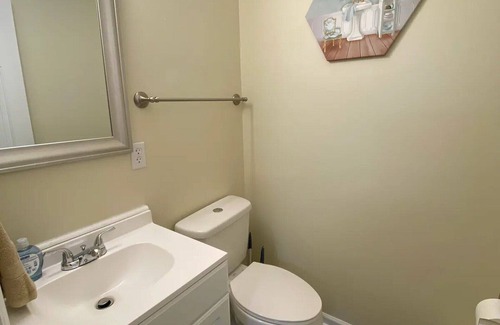 Greensboro House | king and Queen 2-bedroom townhome near downtown Greensboro with WiFi, AC