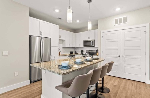 Southeast Orlando Apartment | King Apt |Pets allowed |15 min to Parks |Amenities