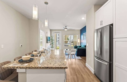 Southeast Orlando Apartment | King Apt |Pets allowed |15 min to Parks |Amenities