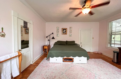 Elizabeth City Bed & Breakfast | King B&B room 1 hour from the OBX & Hampton Roads